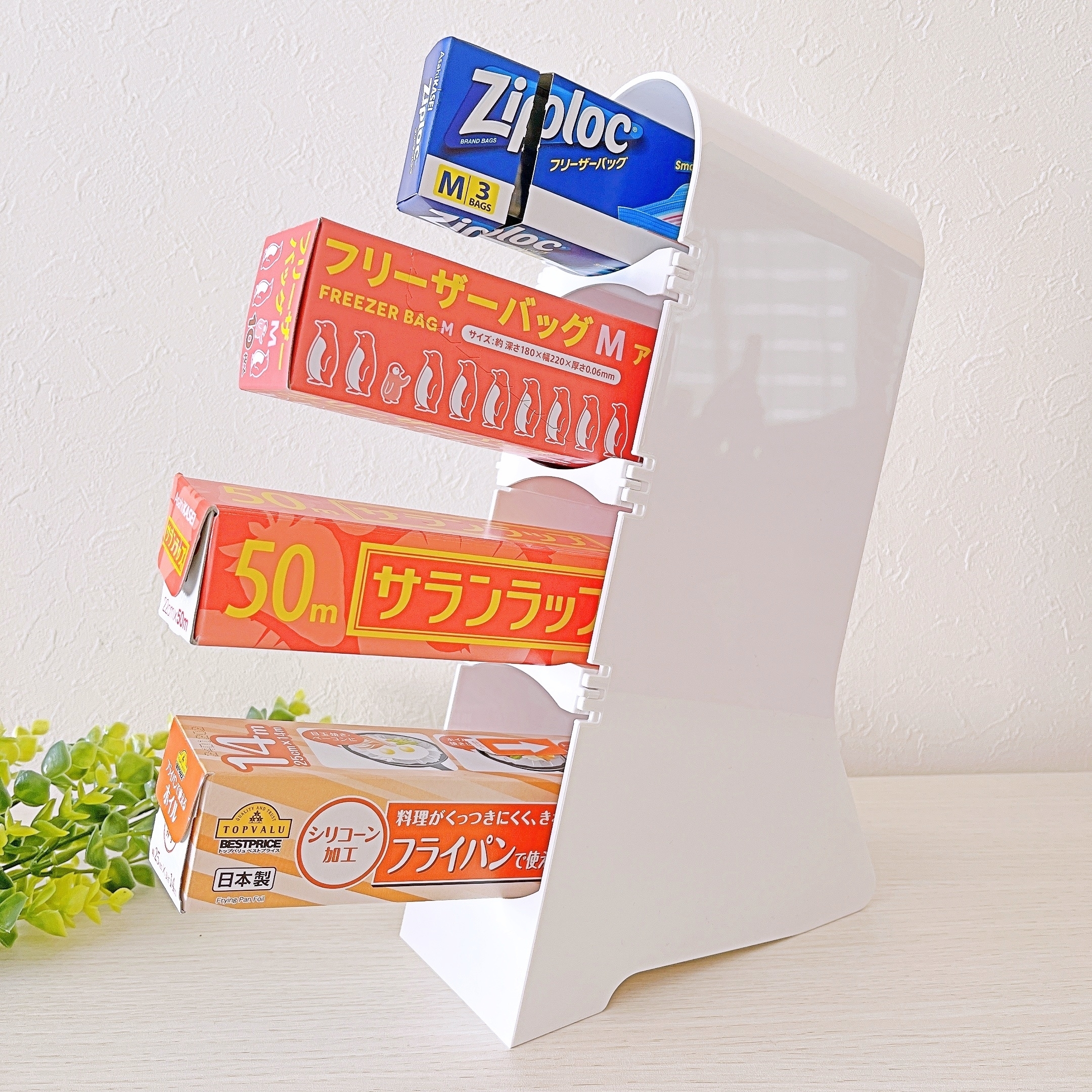 キッチンラップやジップバッグが収納されたホルダーが立てかけられている。