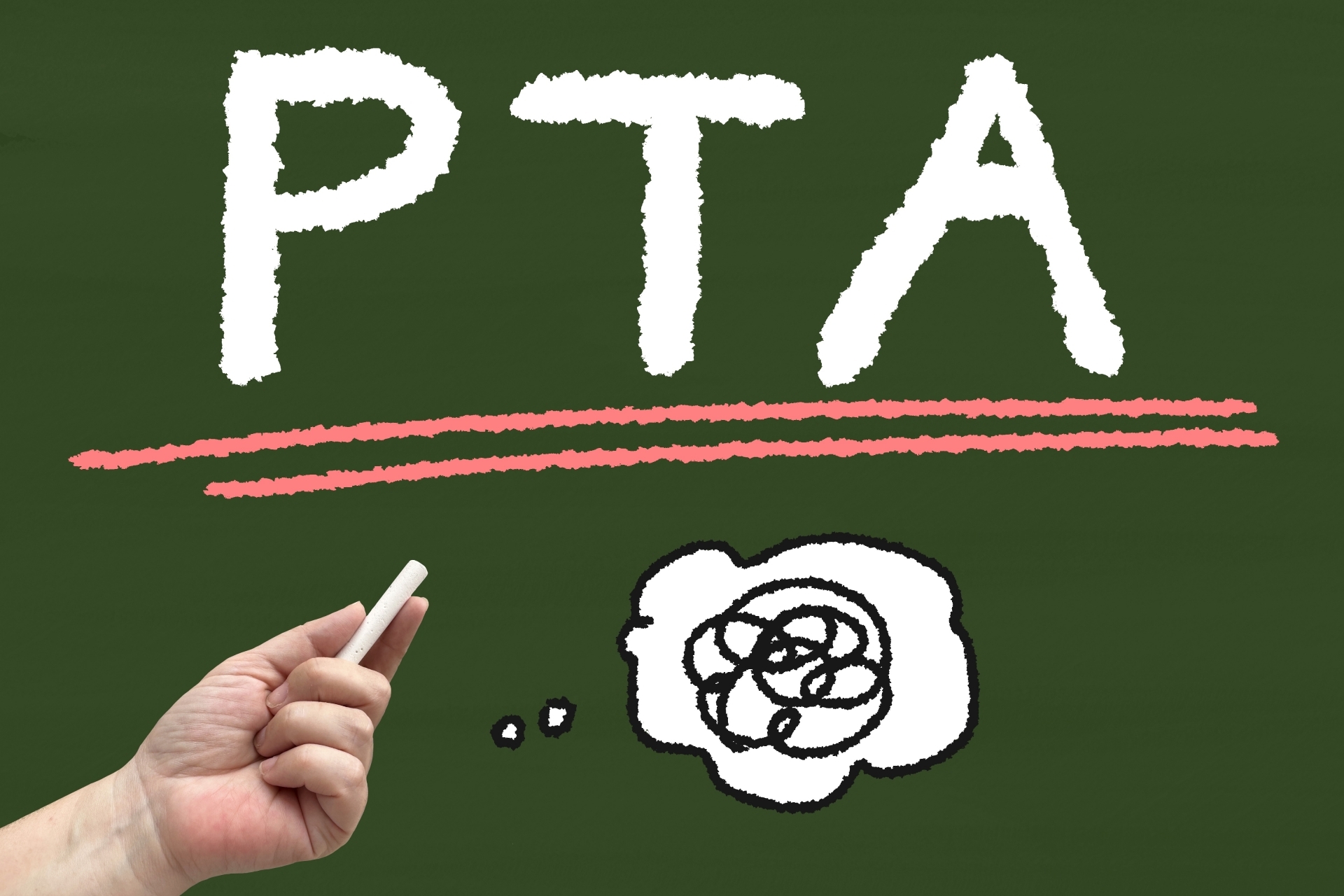 黒板に「PTA」と書かれ、手がチョークを持っている。吹き出しにぐちゃぐちゃの線が描かれている。