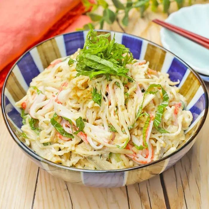 和風クリーミーパスタサラダの一皿。細切り野菜とシーフードがトッピングされています。