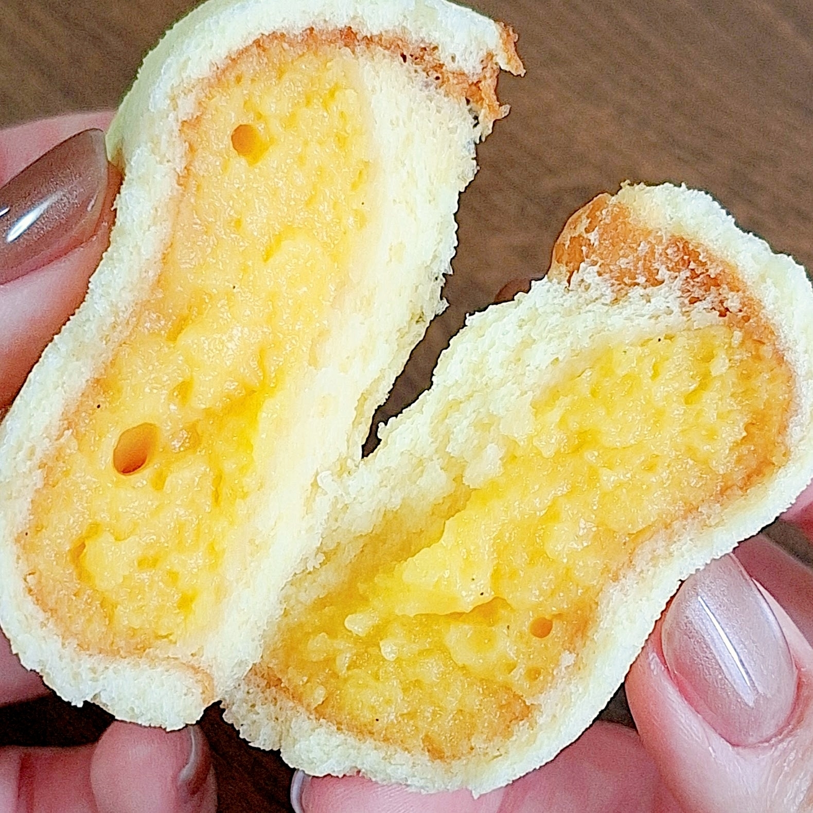 シャトレーゼの「ふんわりムーン カスタード」