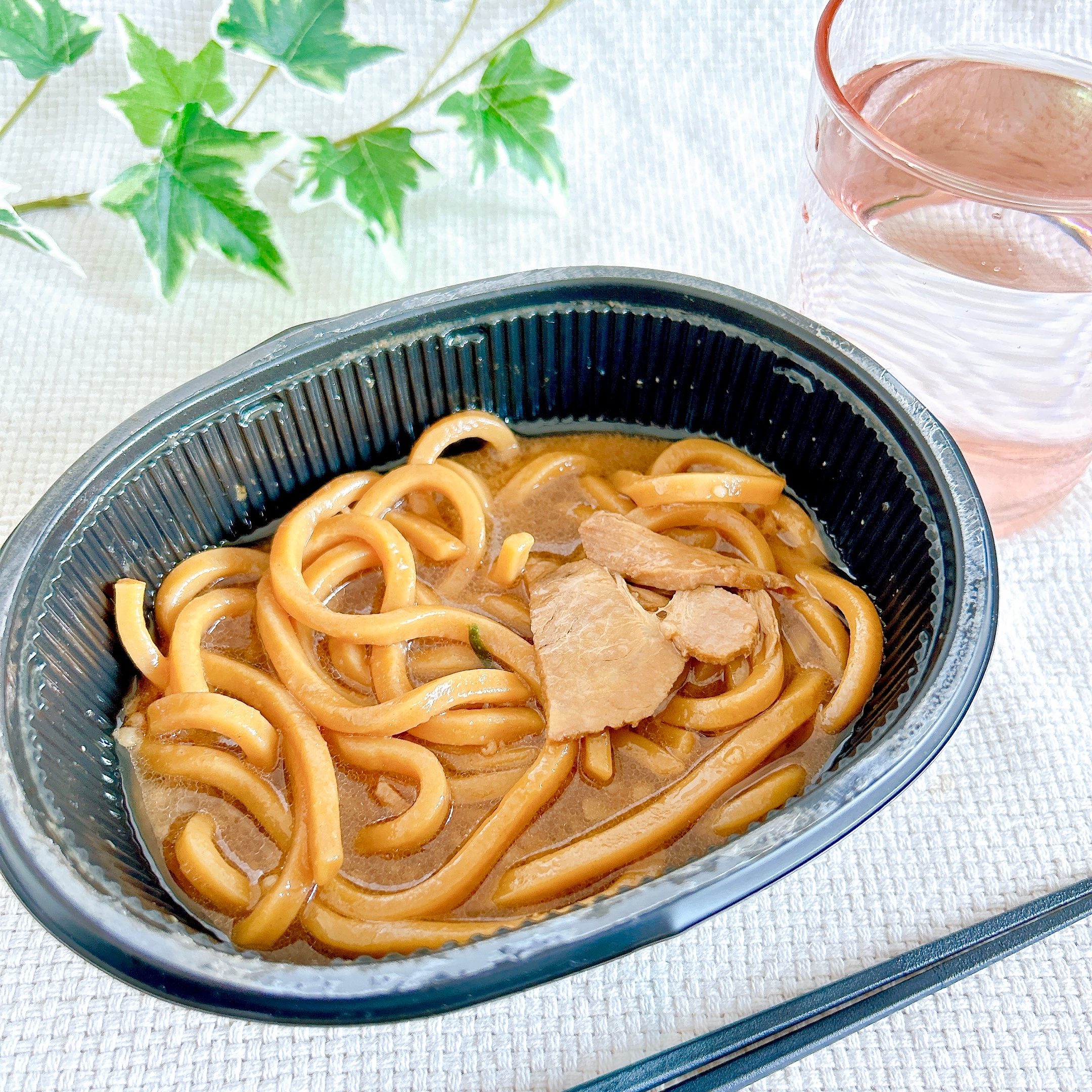 セブン-イレブンの「7P にんにく醤油豚骨ラーメン」