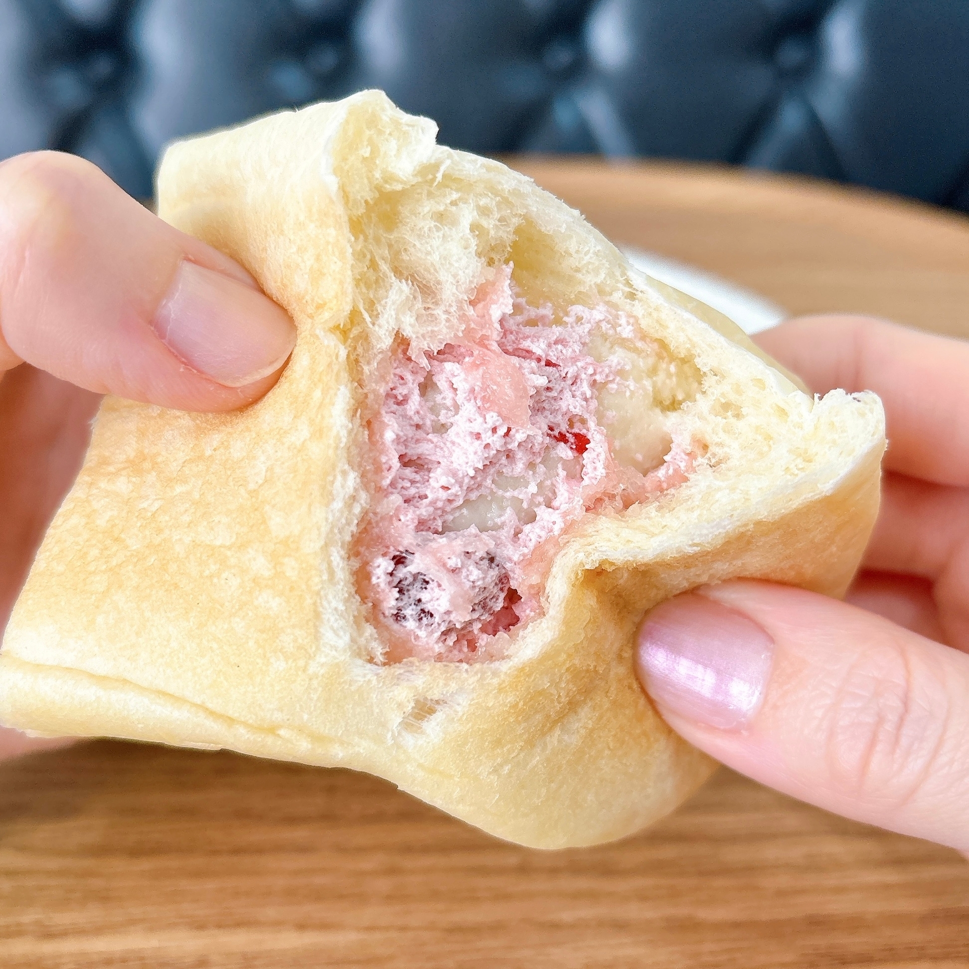 ファミリーマート「白生コッペパン(つぶつぶいちご&ホワイトチョコ)」