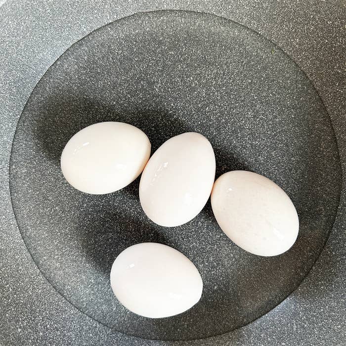 4つの卵がフライパンにのっている。