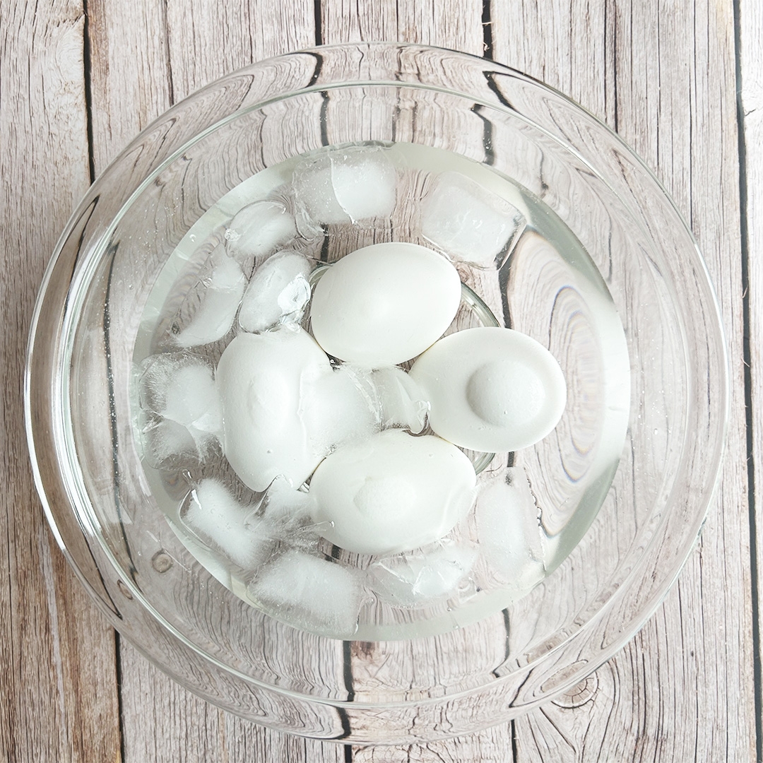 氷水に入れたゆで卵がガラスのボウルに置かれている。