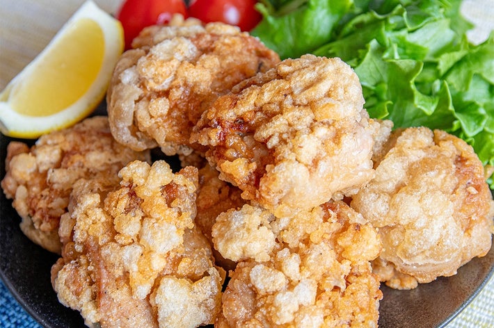 お皿に盛られた唐揚げとレタス、レモン片、ミニトマトが添えられた料理。