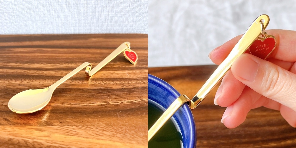 金色のスプーンが、壺の縁に掛けられた赤いハートの飾りでデザインされています。