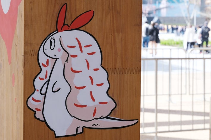 大屋根リングの柱に描かれた「すしネーター」（BuzzFeed Japan）