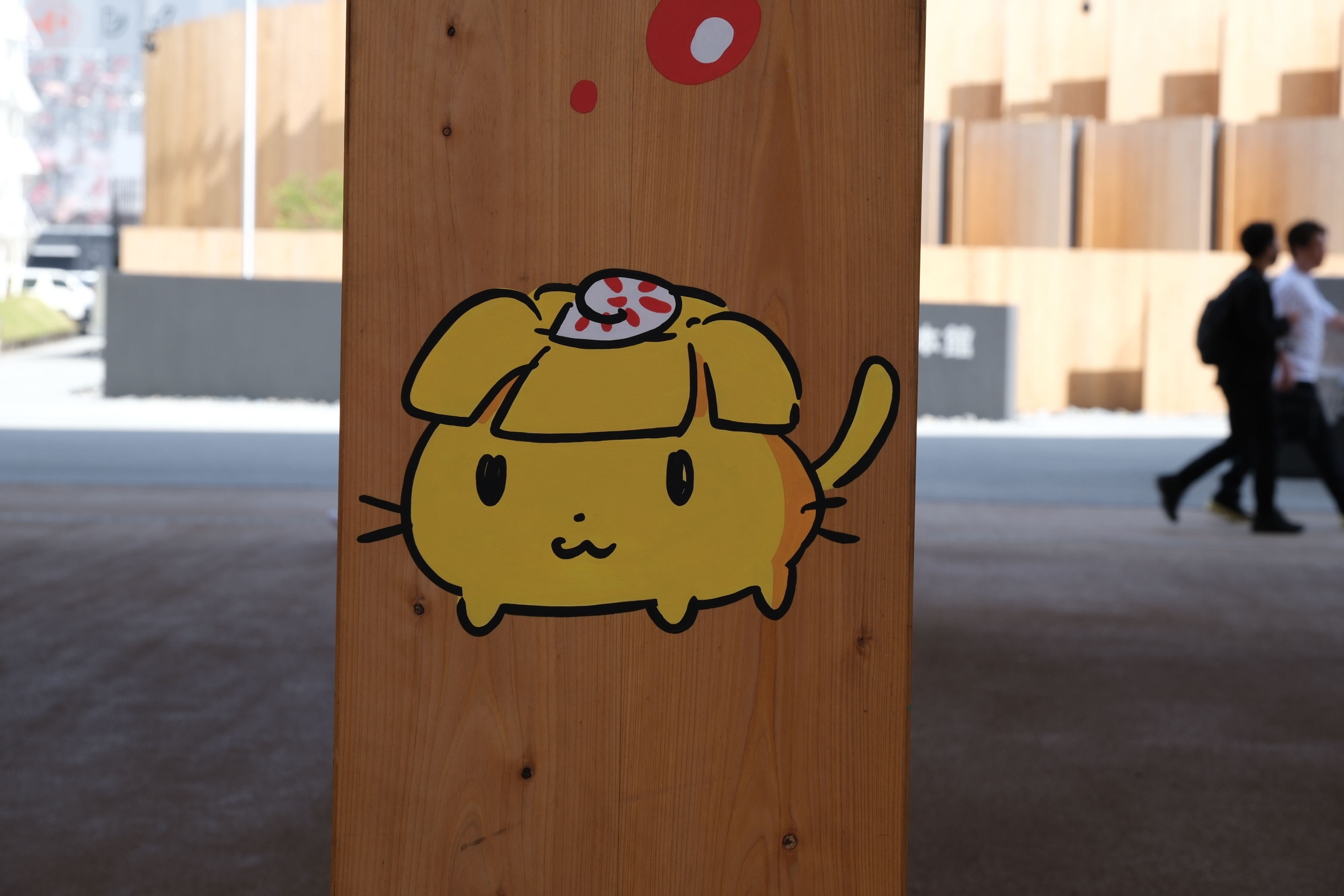 大屋根リングの柱に描かれた「すしネーター」(BuzzFeed Japan)