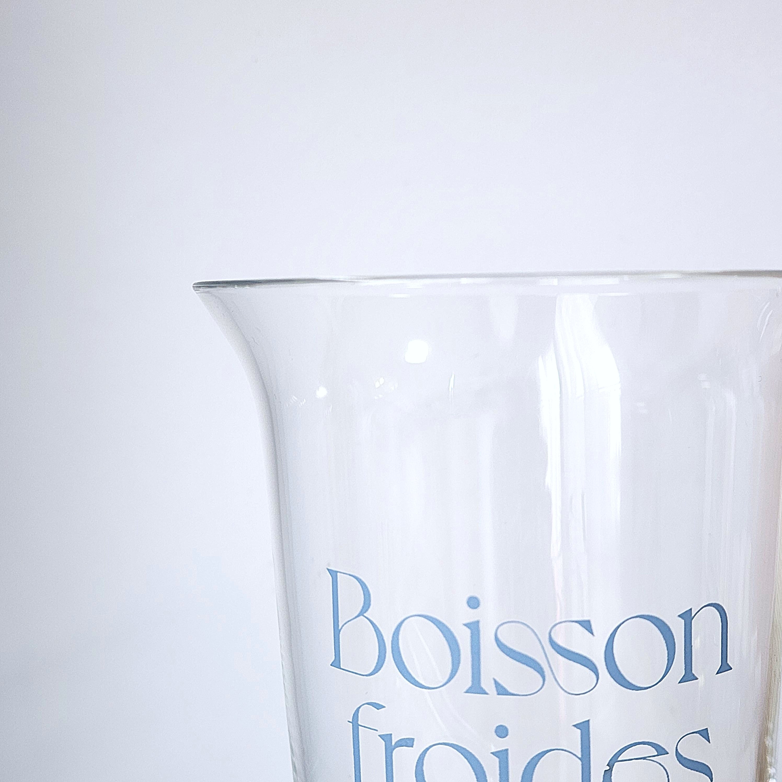 透明なグラスに「Boisson froides」と書かれています。