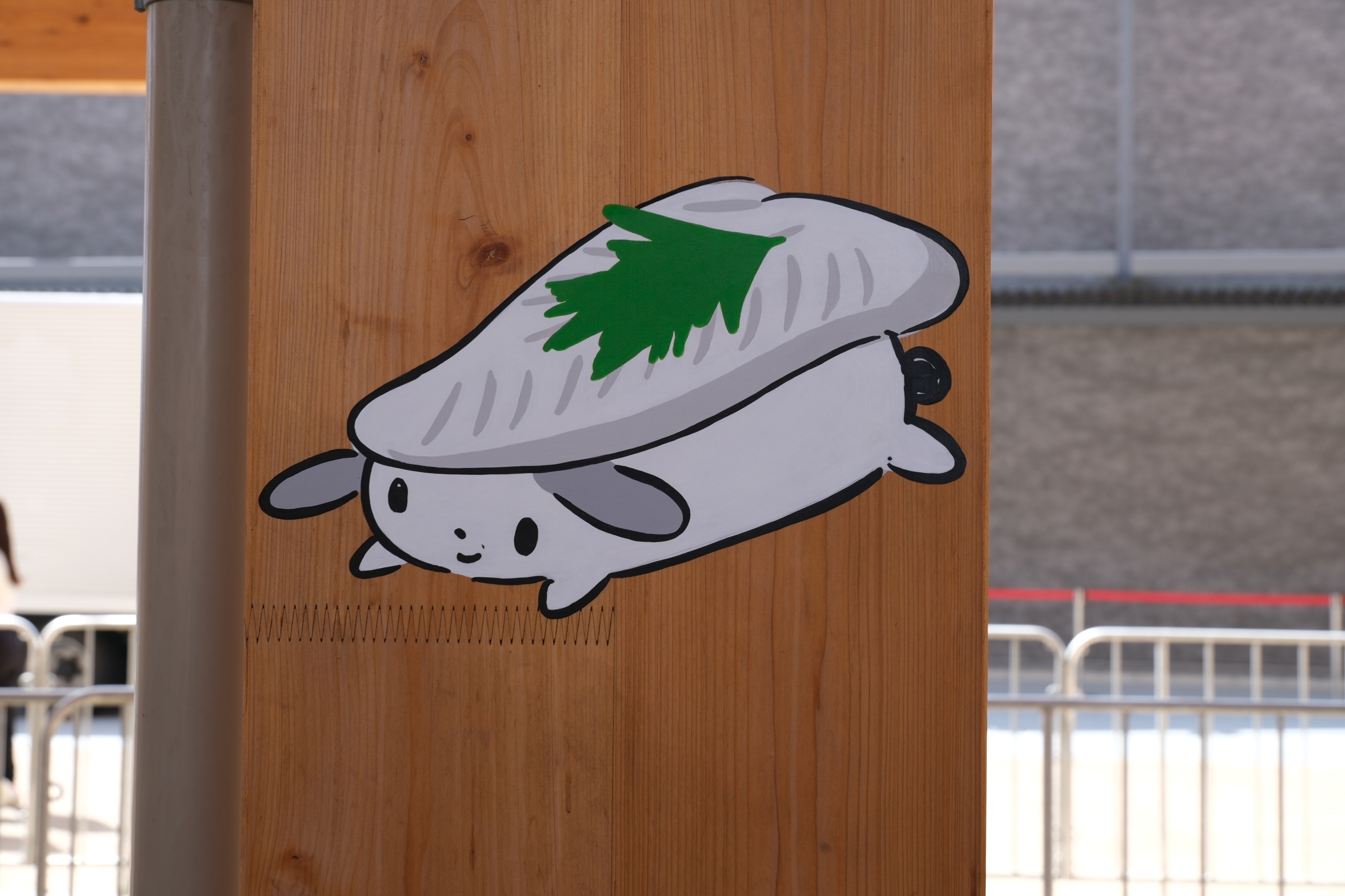 大屋根リングの柱に描かれたSushi-Naorの一種(BuzzFeed Japan)