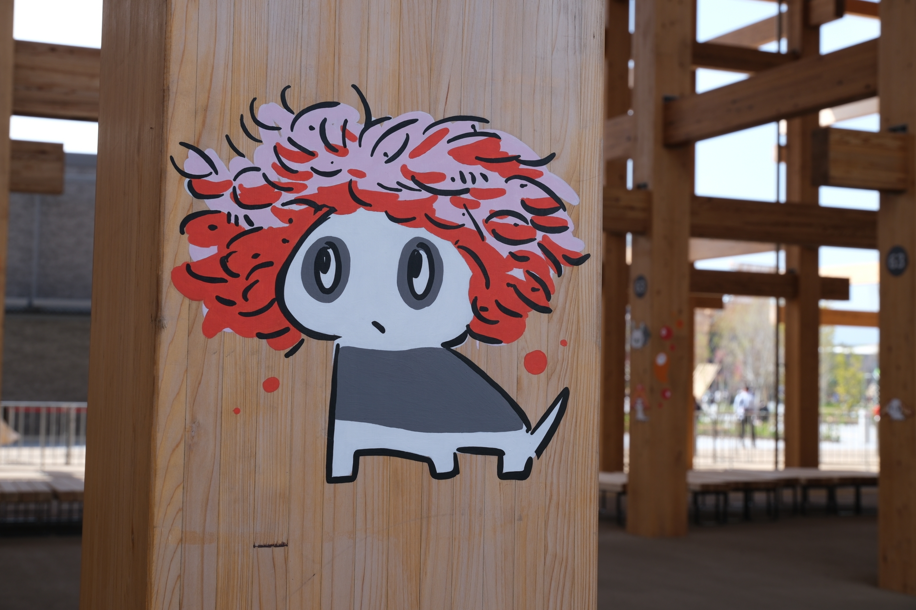 大屋根リングの柱に描かれた「すしネーター」(BuzzFeed Japan)