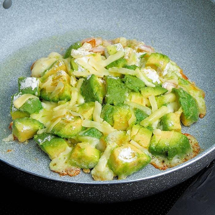 フライパンで焼かれたアボカドとチーズの料理。