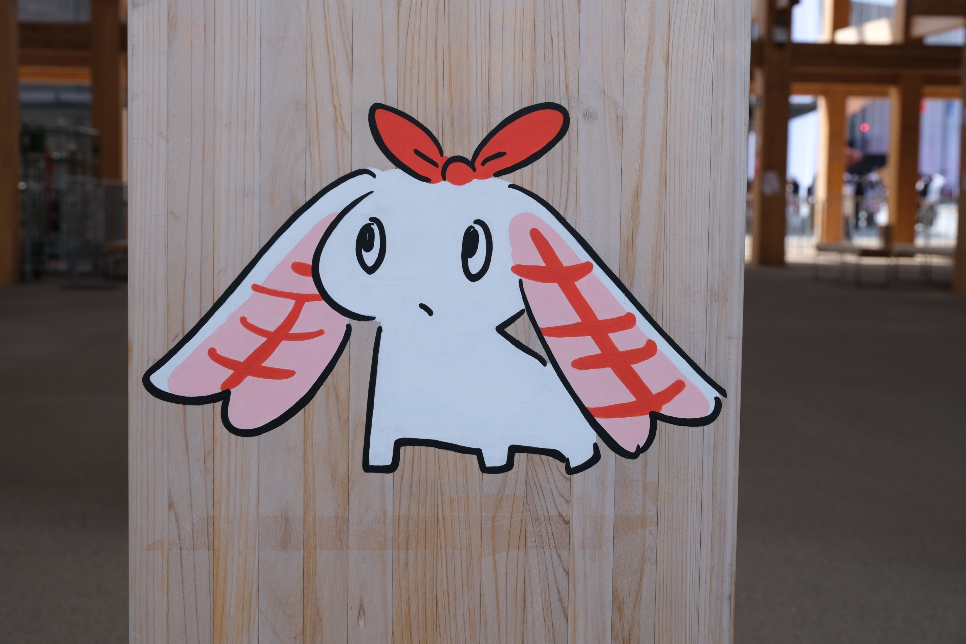 大屋根リングの柱に描かれた「すしネーター」(BuzzFeed Japan)