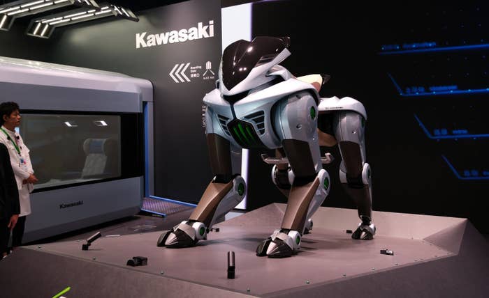 川崎重工が開発したライオン型ロボット「CORLEO」