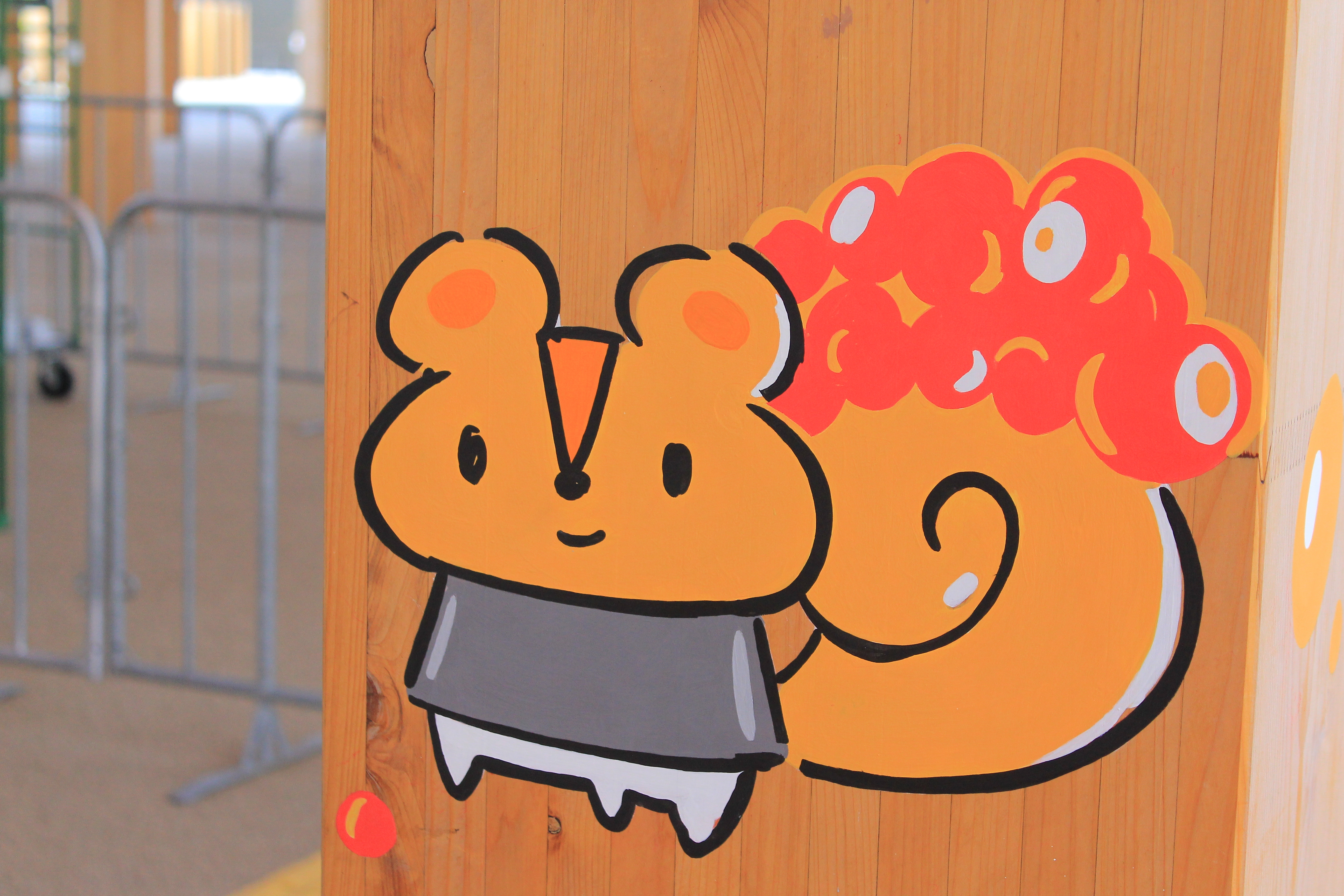 大屋根リングの柱に描かれた「すしネーター」(BuzzFeed Japan)