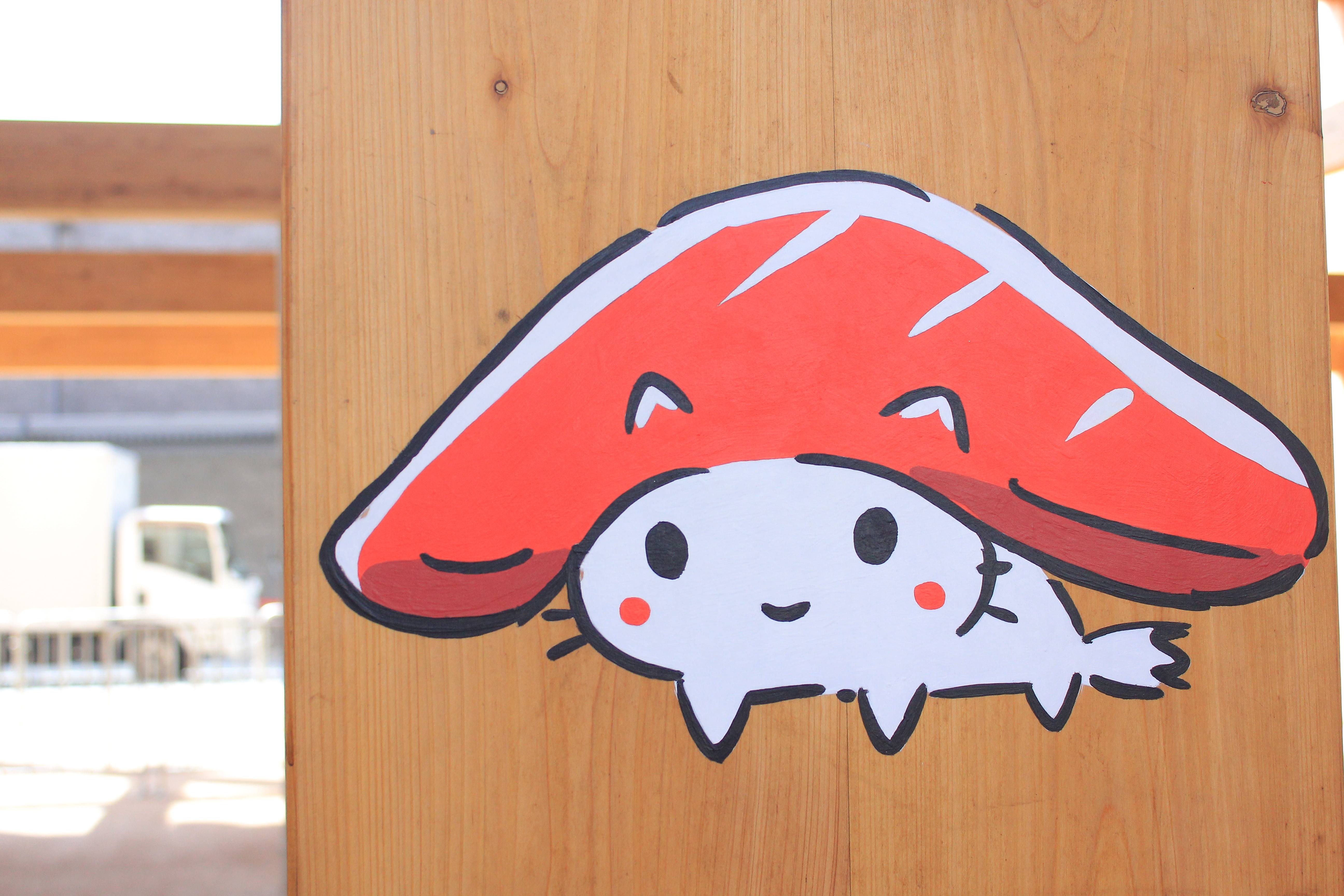 大屋根リングの柱に描かれた「すしネーター」(BuzzFeed Japan)