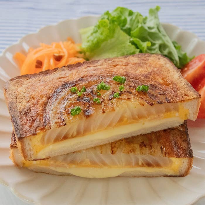 新玉ねぎが入ったホットサンドがトーストされており、中にとろりとしたチーズが見えます。