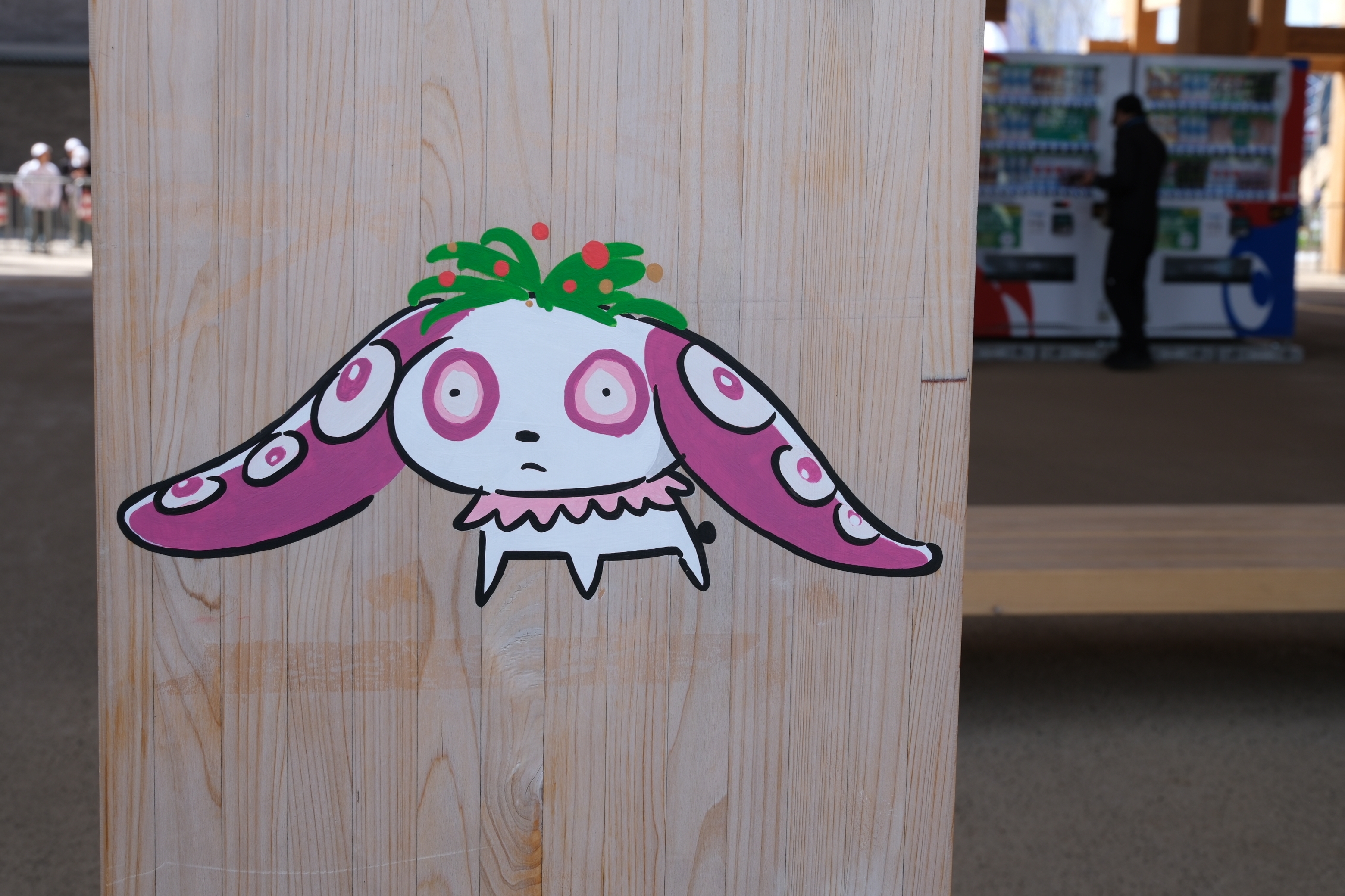 大屋根リングの柱に描かれた「すしネーター」(BuzzFeed Japan)