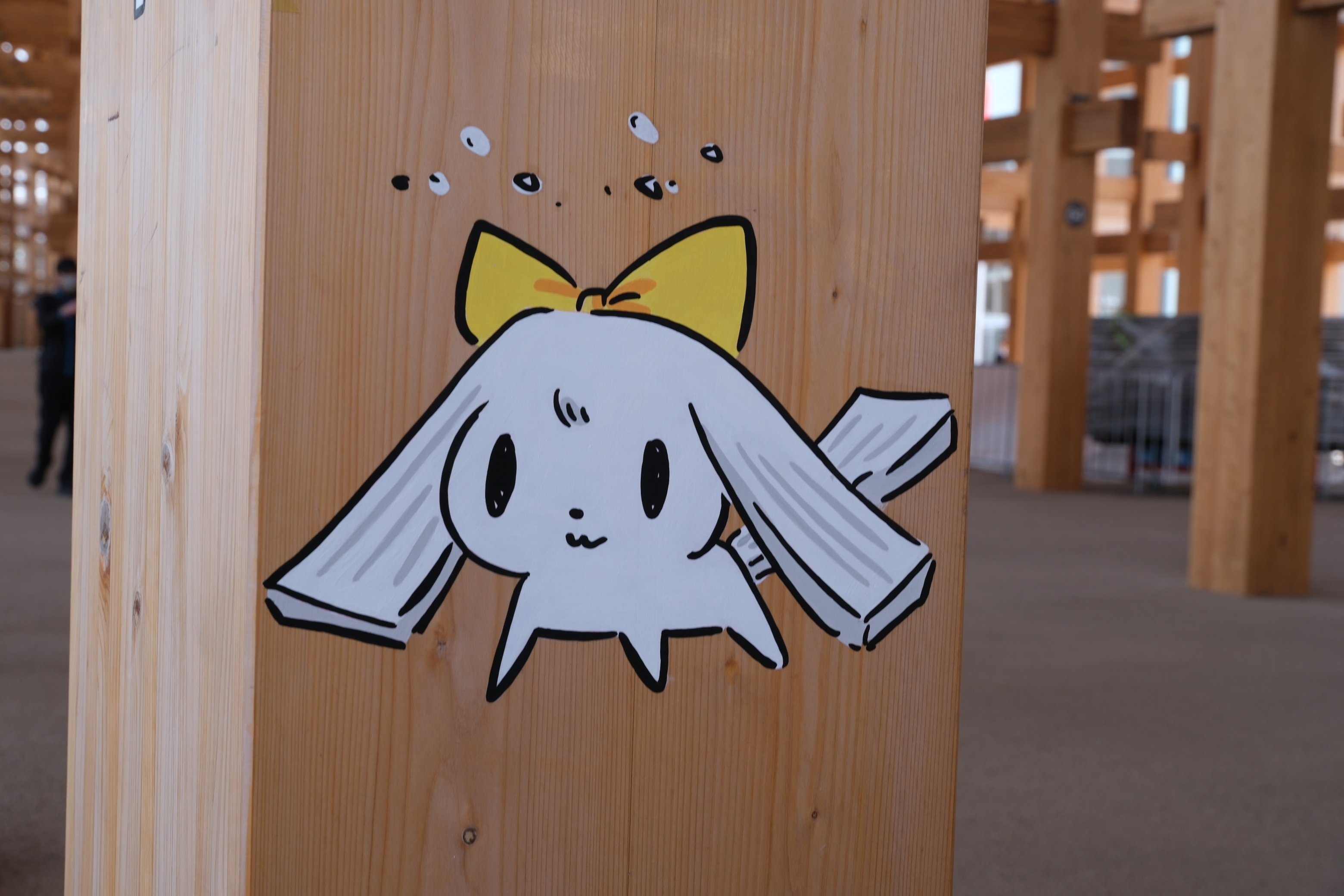 大屋根リングの柱に描かれた「すしネーター」(BuzzFeed Japan)