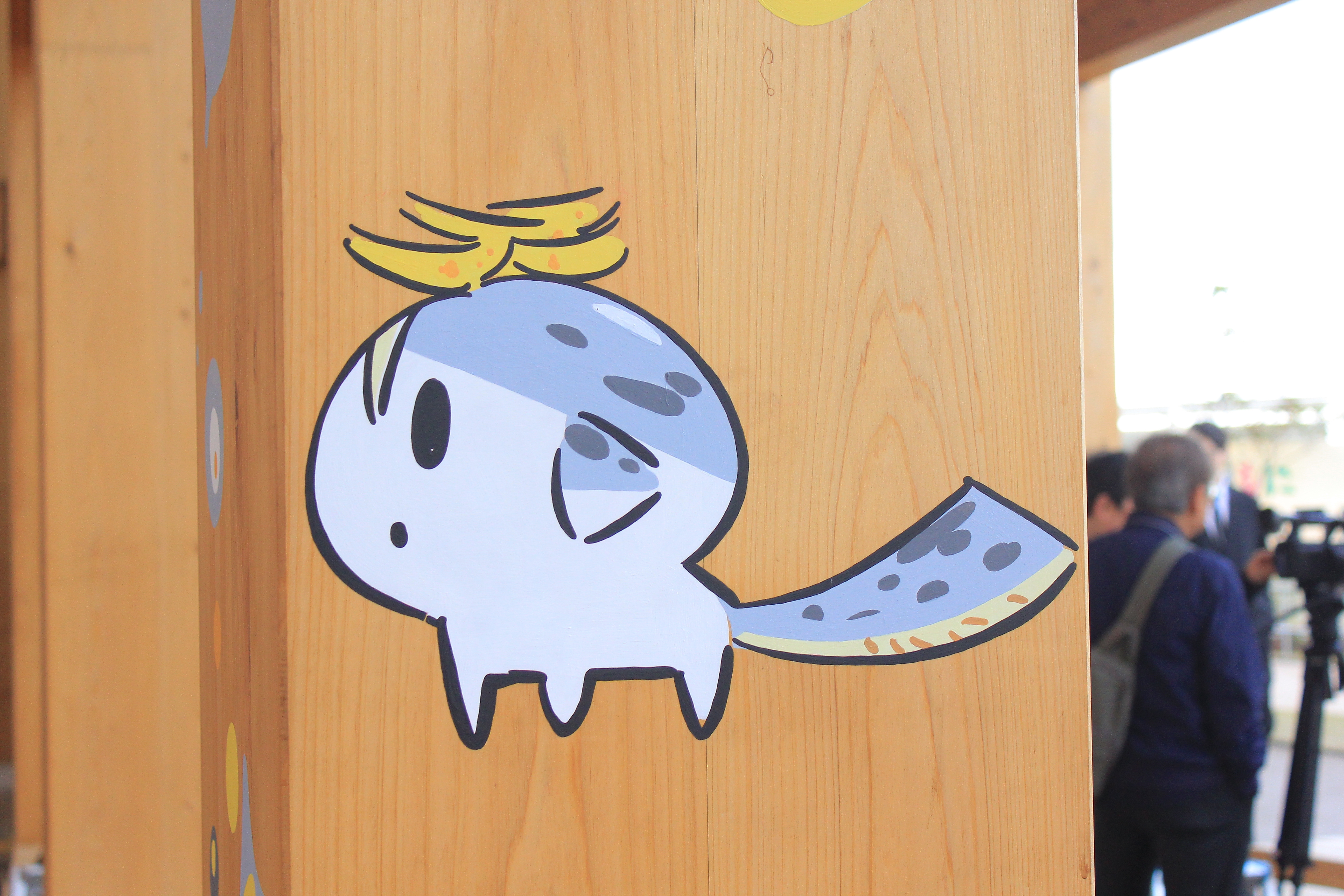 大屋根リングの柱に描かれた「すしネーター」(BuzzFeed Japan)