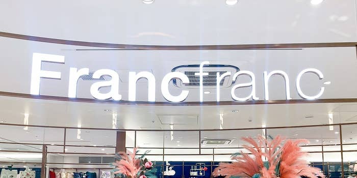 Francfrancの店内ディスプレイ。店舗のロゴが上部に表示され、インテリア商品が並ぶ。