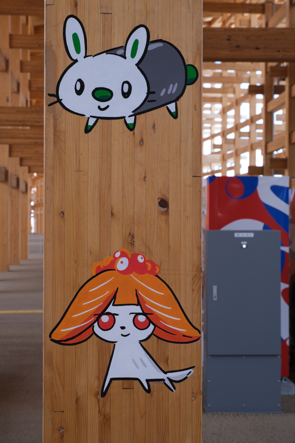 大屋根リングの柱に描かれた「すしネーター」(BuzzFeed Japan)