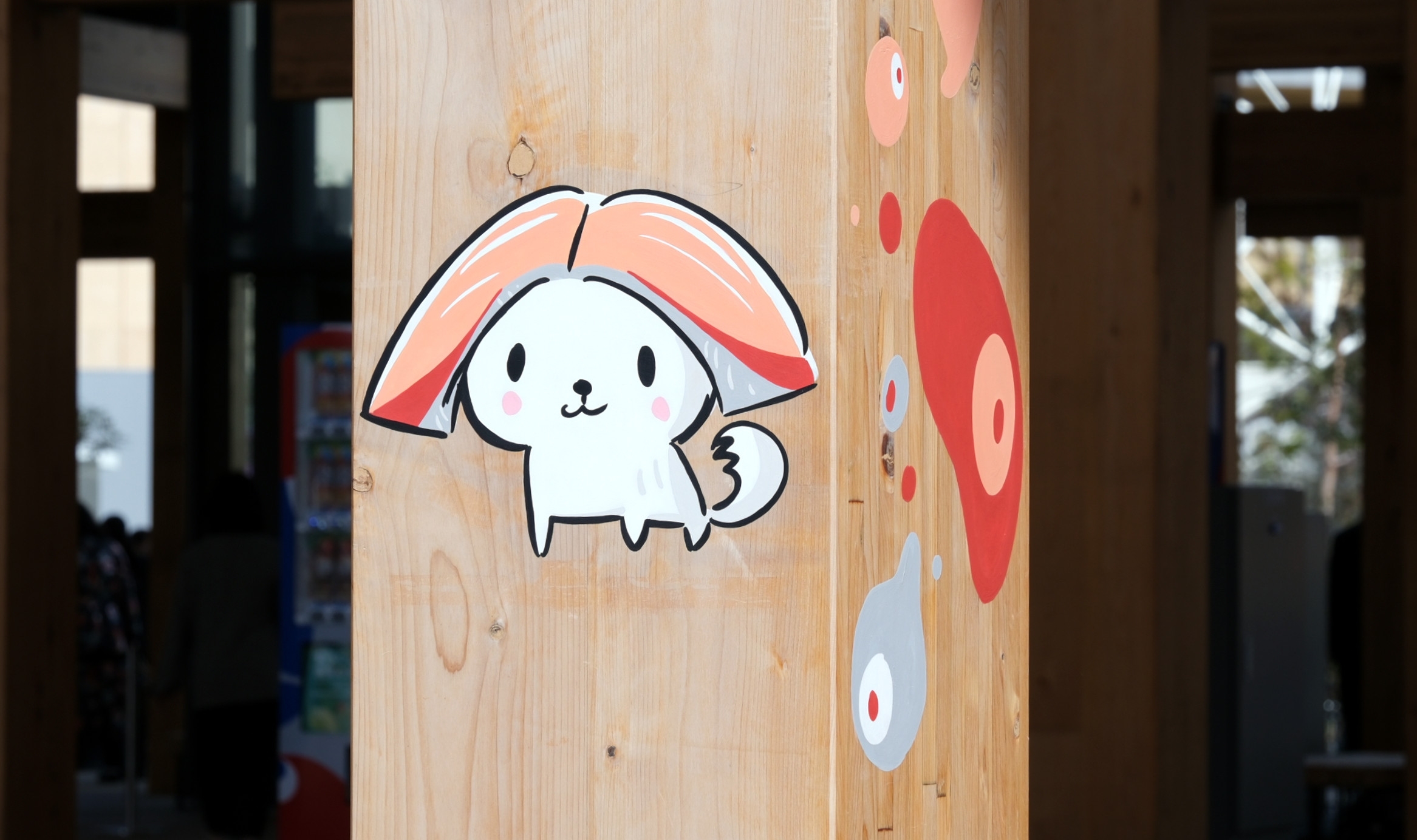 大屋根リングの柱に描かれた「すしネーター」(BuzzFeed Japan)