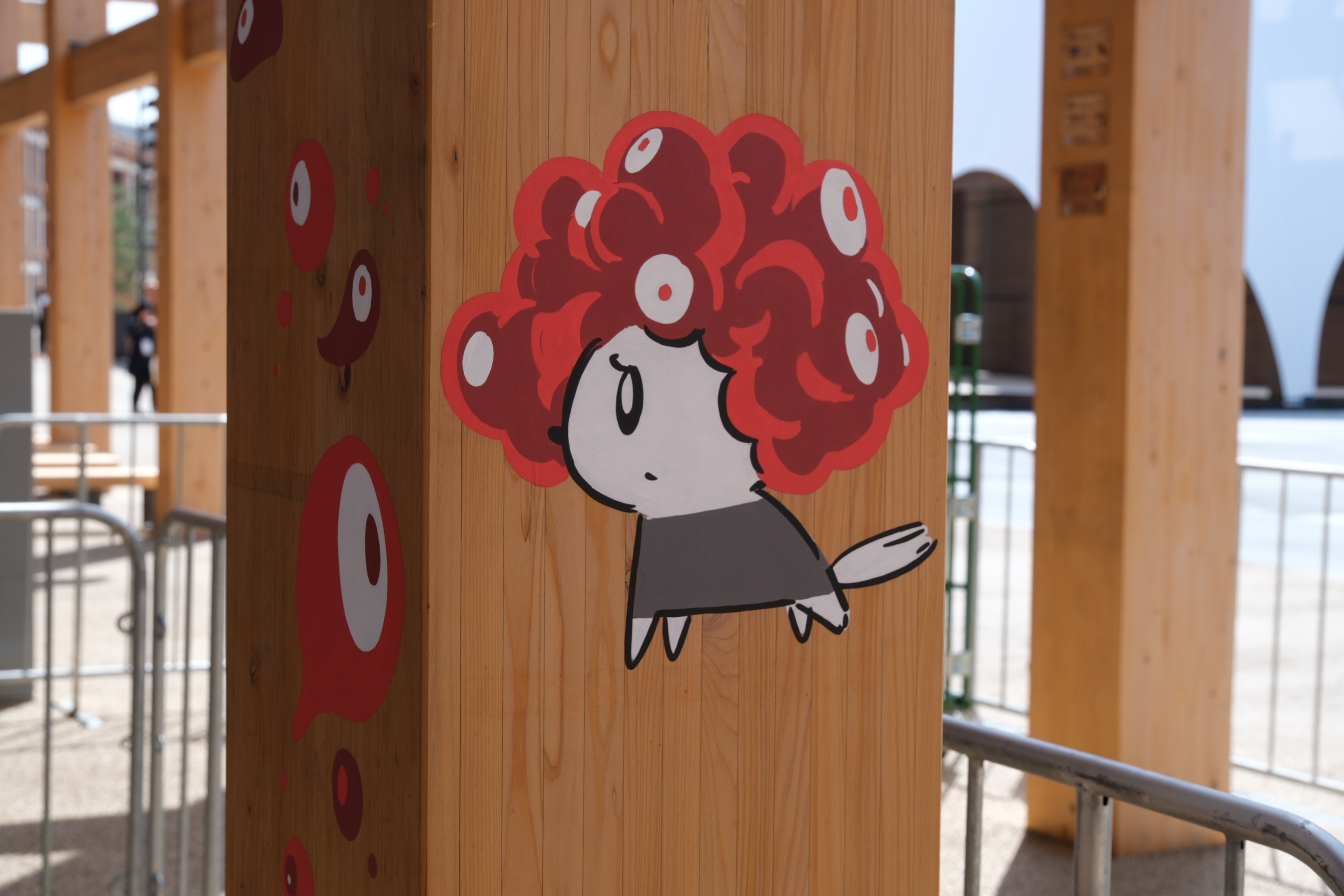 大屋根リングの柱に描かれた「すしネーター」(BuzzFeed Japan)