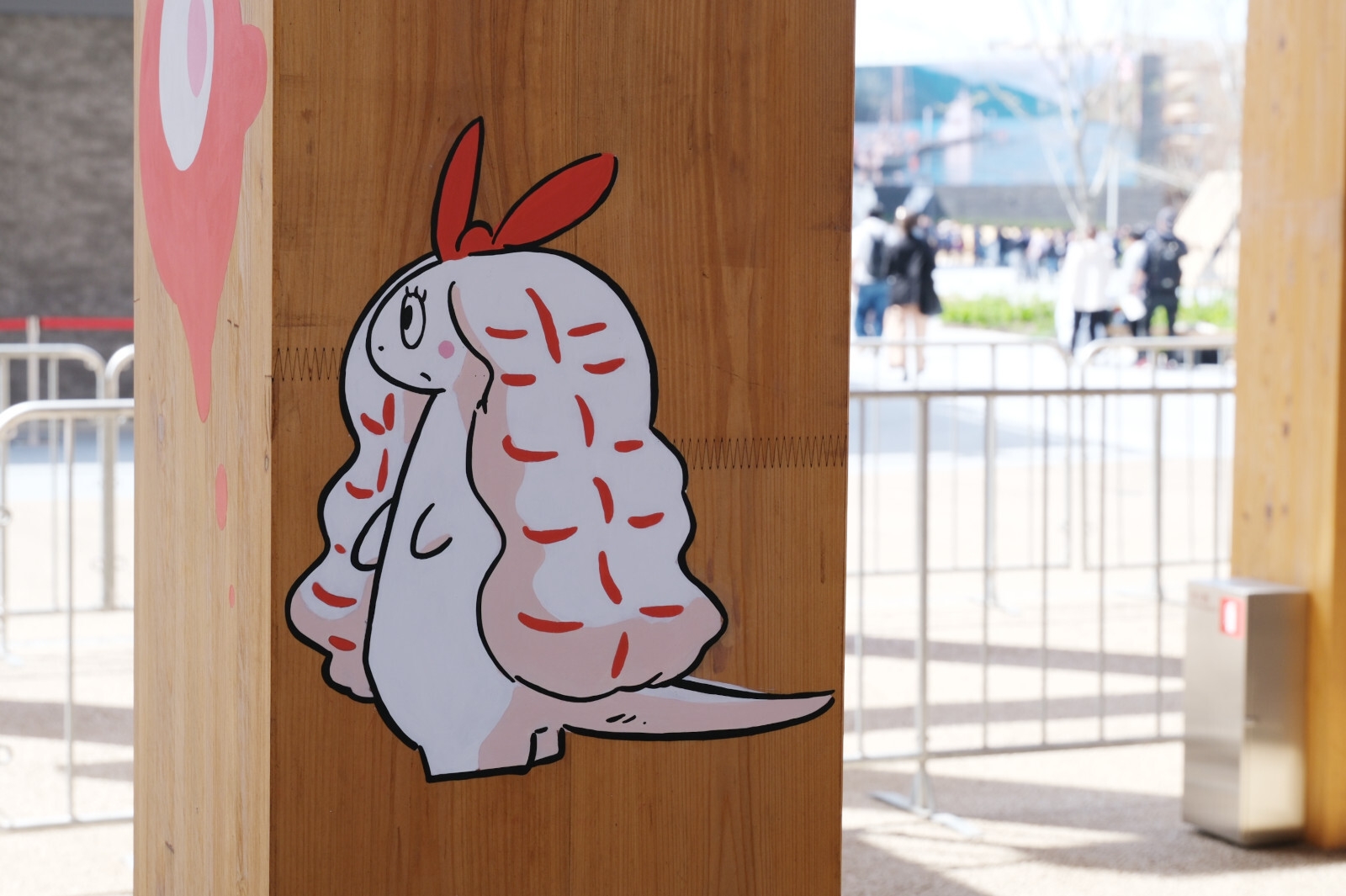 大屋根リングの柱に描かれた「すしネーター」(BuzzFeed Japan)