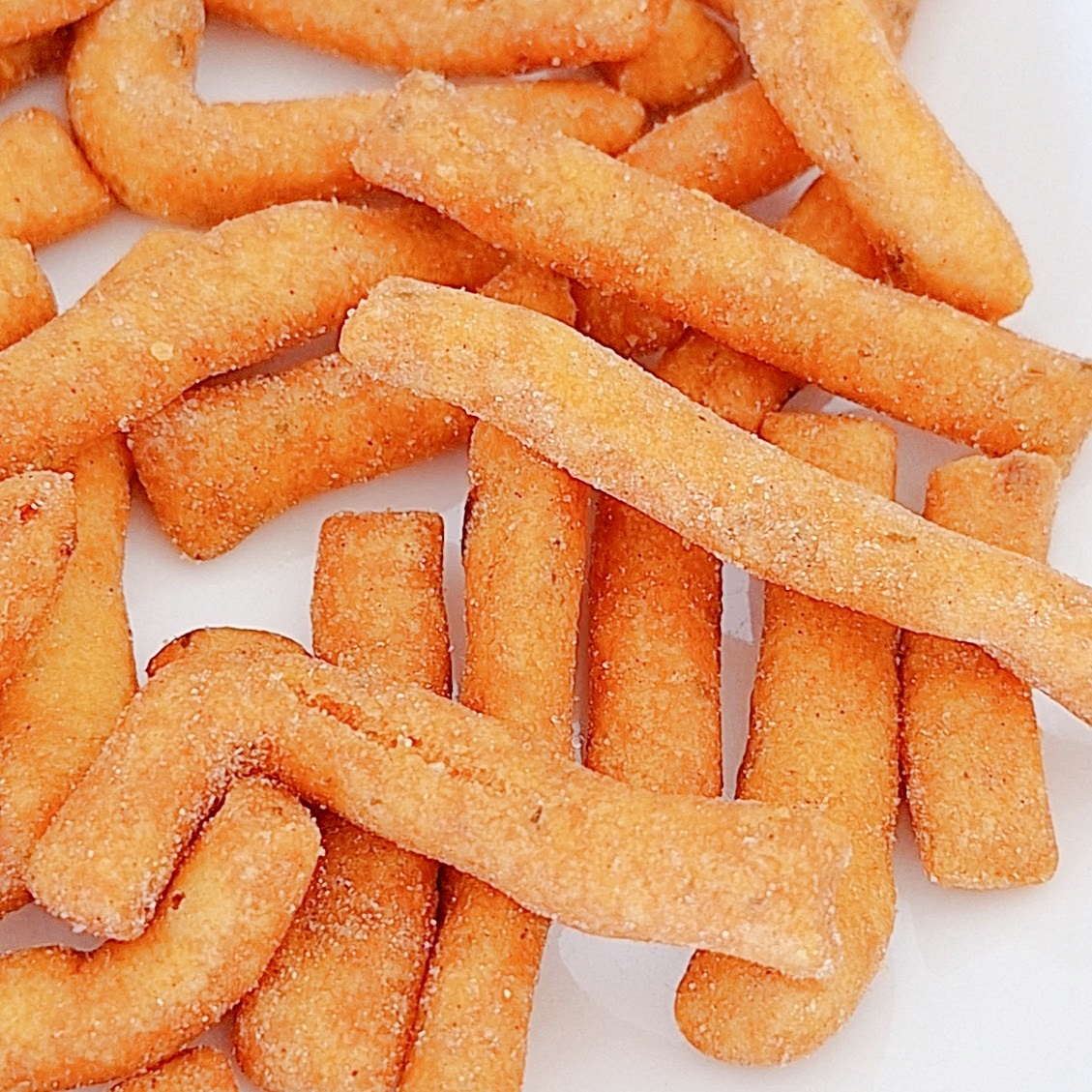 複数の揚げスナックが白い皿に盛られている。