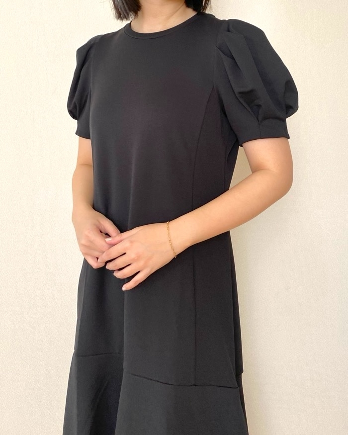 GUの「ボリュームスリーブワンピース(5分袖)Z+E」