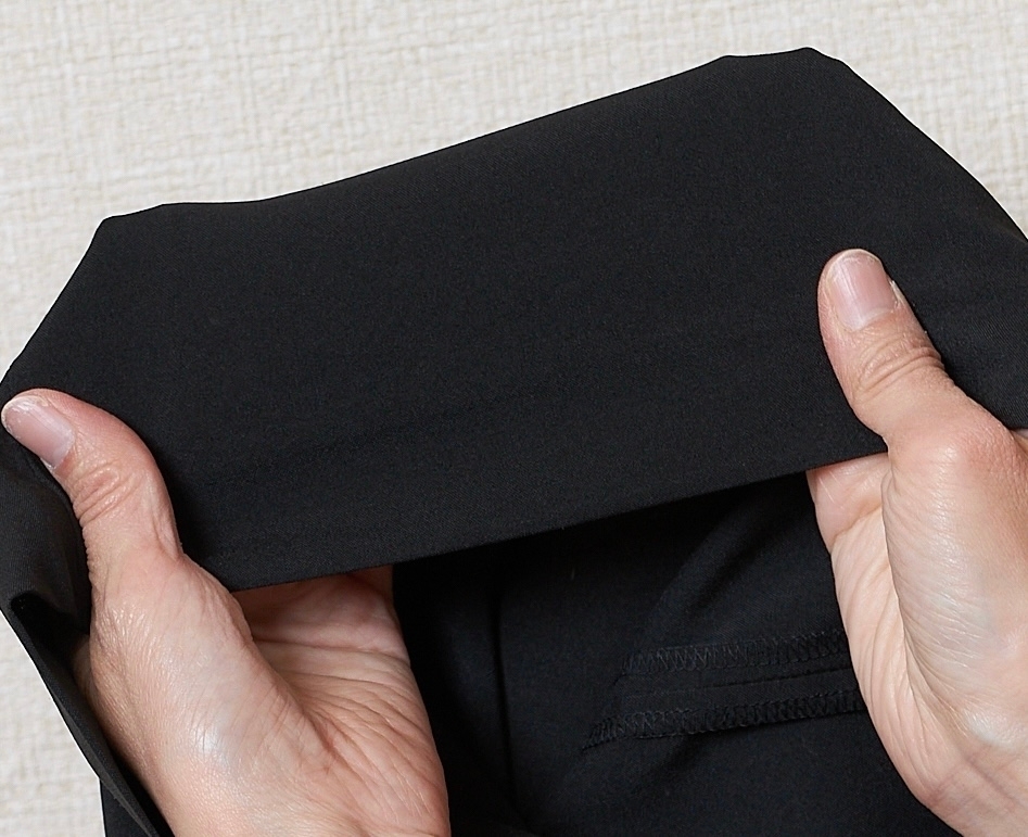 ユニクロ「感動タックワイドパンツ」