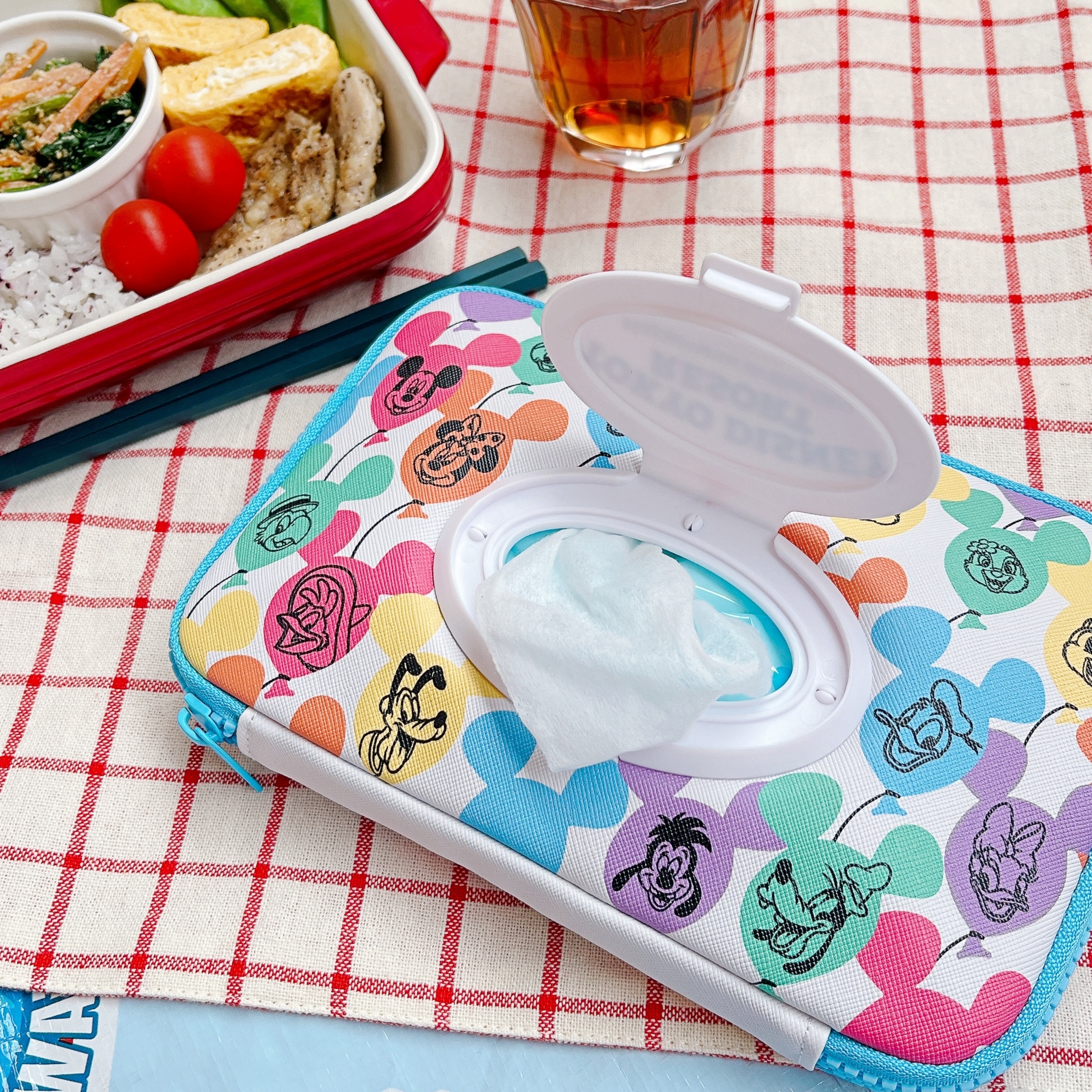 東京ディズニーリゾートで見つけた「ウェットティッシュ ケース ミッキーマウスと仲間たち」