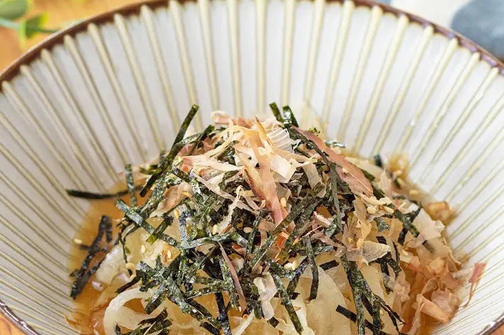 玉ねぎ、海苔、かつお節が乗った料理。和風の器に盛り付けられている。
