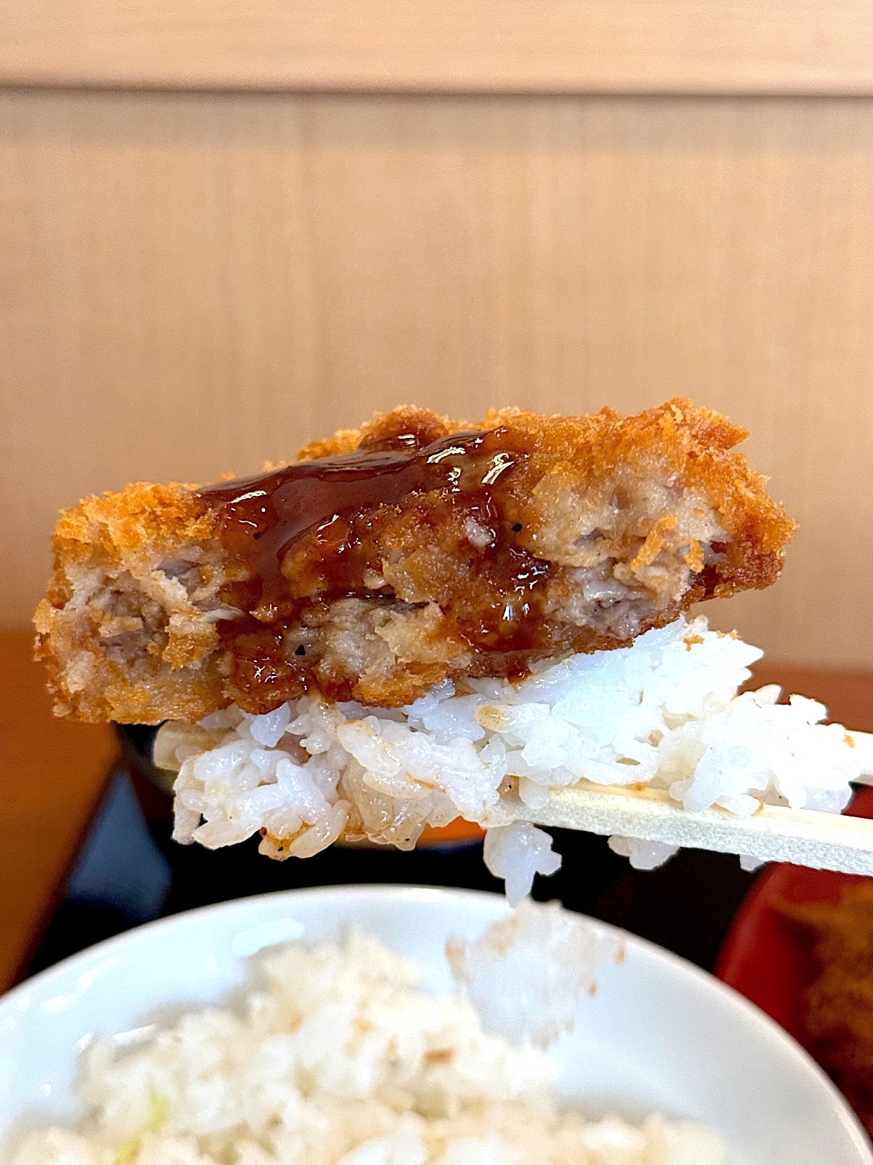 かつやのおすすめメニュー「海老・ヒレ・メンチカツ定食」