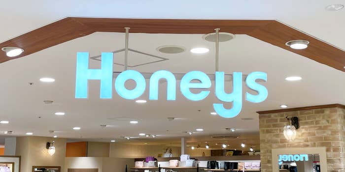 店内の「Honeys」店舗サインが天井から吊り下がっている様子。