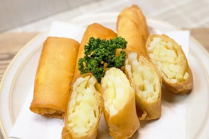 数枚にカットされた春巻きが皿に盛られており、中央にパセリが添えられている。