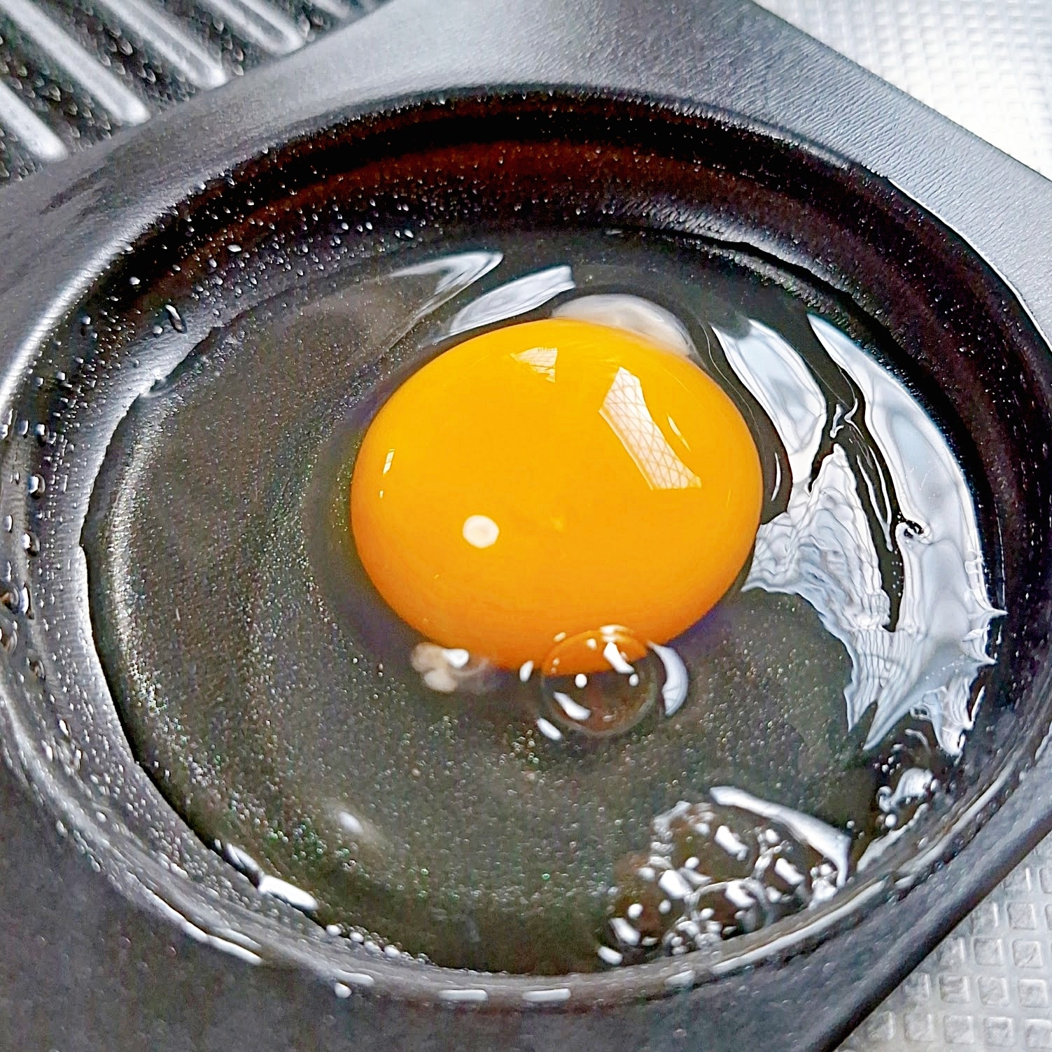 卵の黄身が完璧に中央にある半熟の生卵。