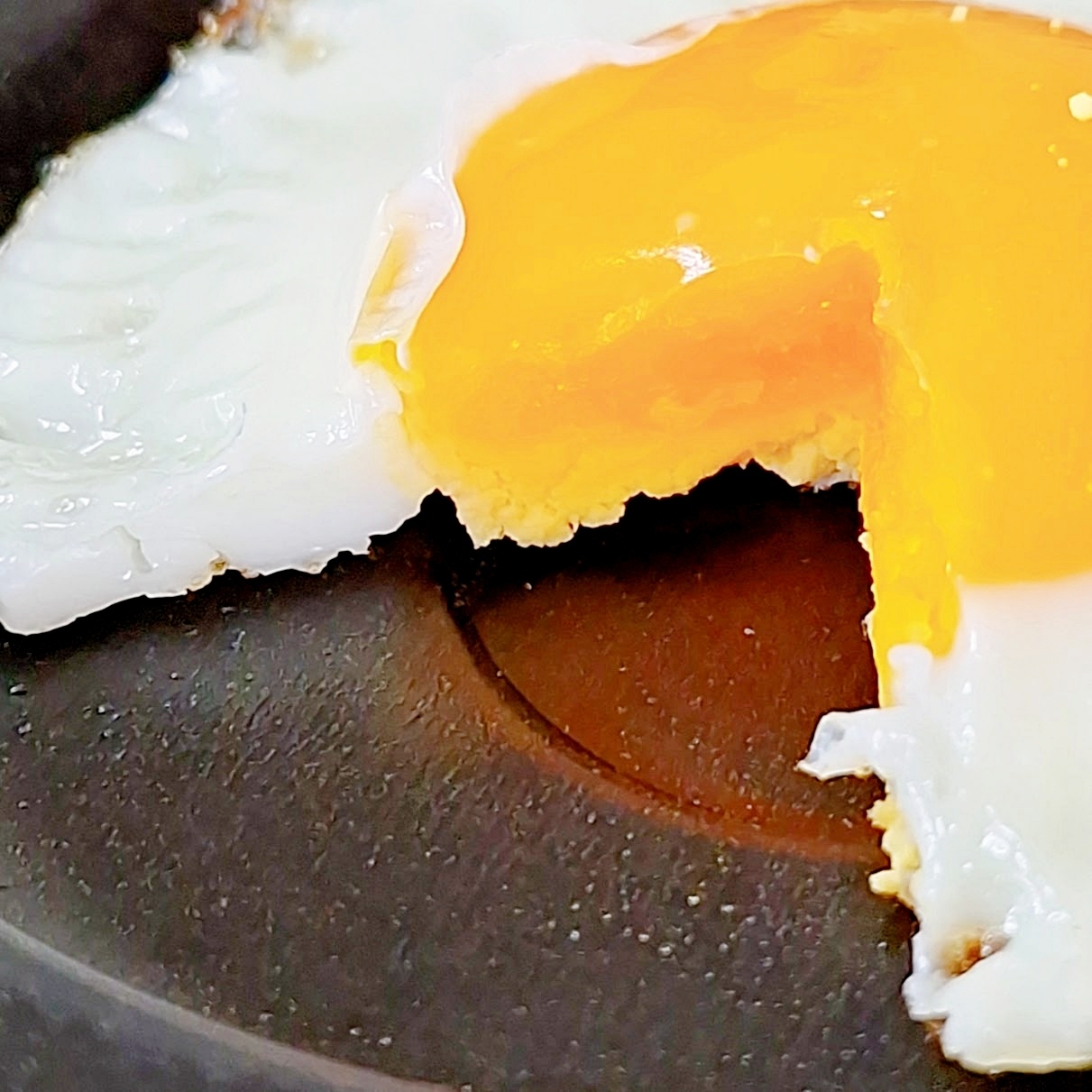 目玉焼きのクローズアップ画像。半熟の黄身が見える。