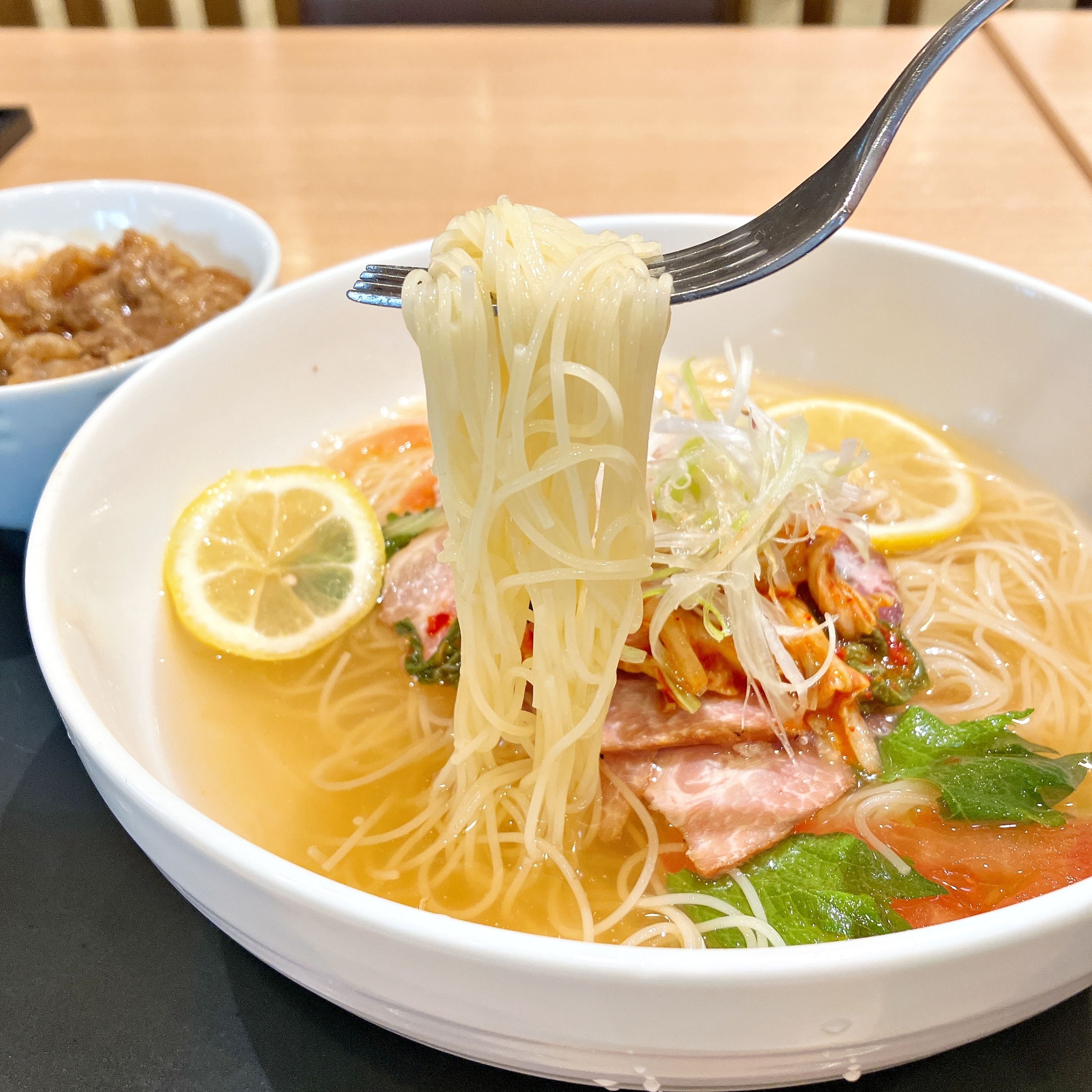 Denny's(デニーズ)の「冷麺風涼み麺とミニ牛カルビ丼」