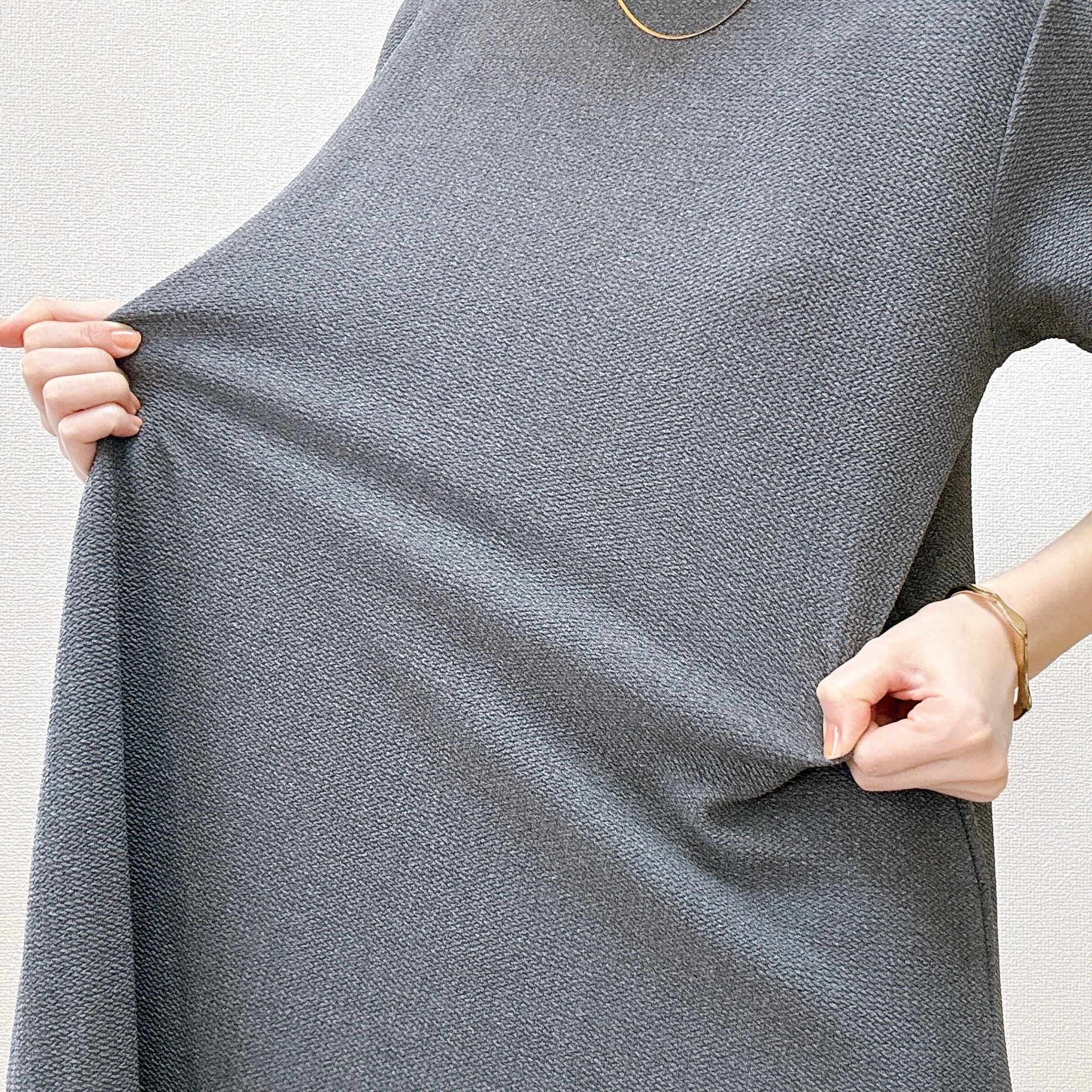 ゆったりした服を着た人物が服の広がりを示している。