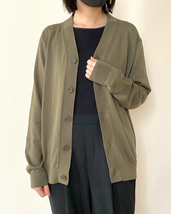 ユニクロの「ニットVネックカーディガン」