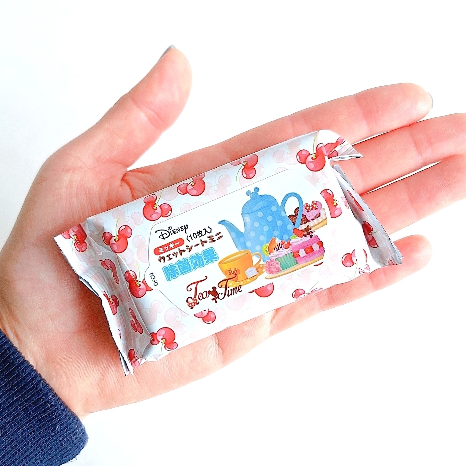 ディズニー柄のお菓子パッケージが手のひらに乗っている。