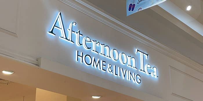 「Afternoon Tea HOME &amp;amp; LIVING」という店舗看板。