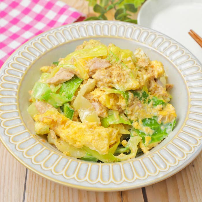 キャベツと卵の炒め物が皿に盛られている。