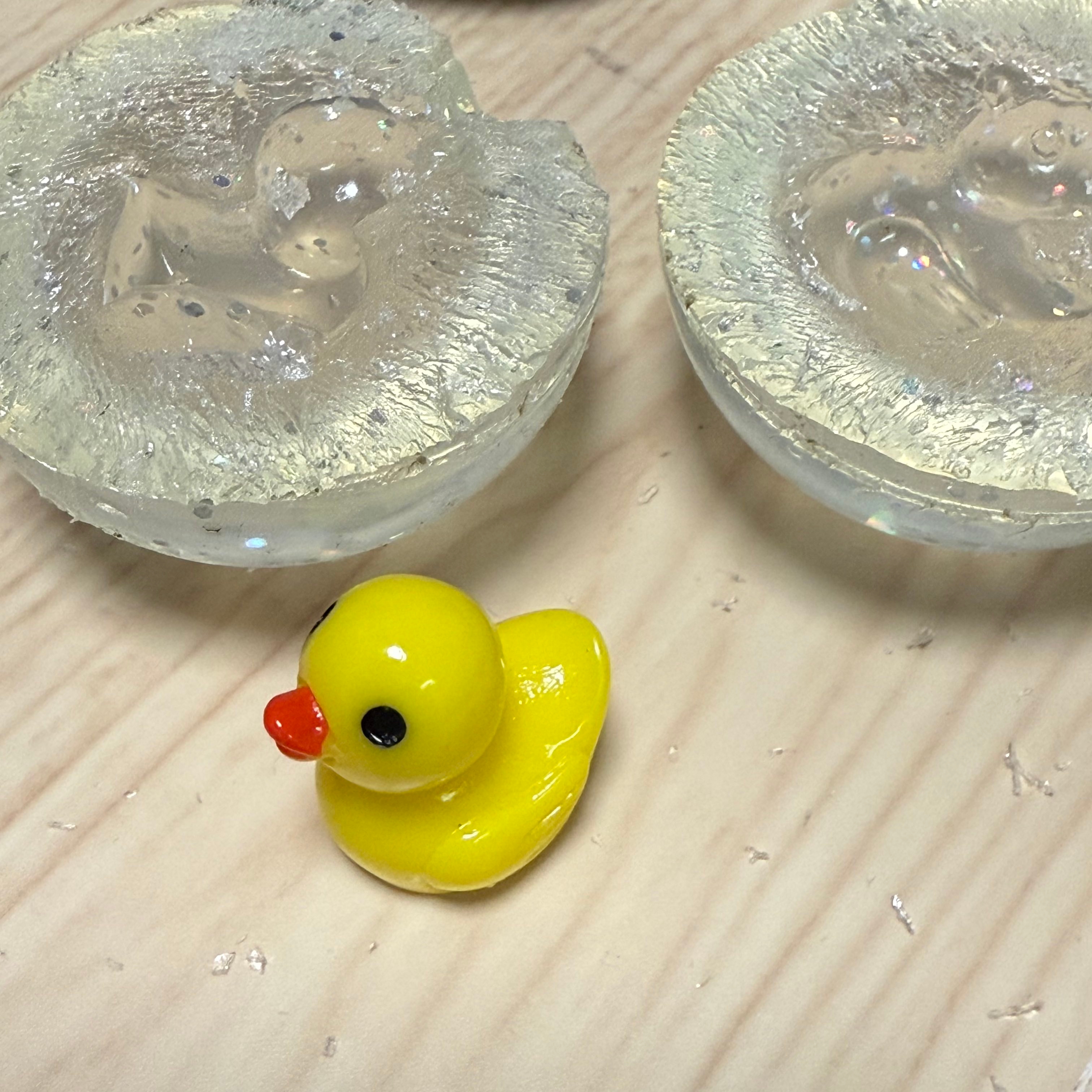 スーパーボールの中から現れたひよこのおもちゃ / こびとやさんのX(@kobitodoll)より