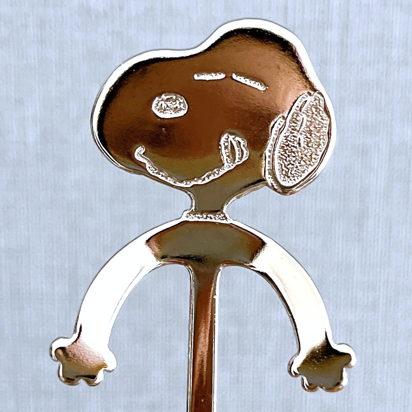 スヌーピーの金属製オーナメントが描かれています。