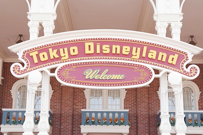 東京ディズニーランドの入口看板。「Welcome」と書かれたデザイン。