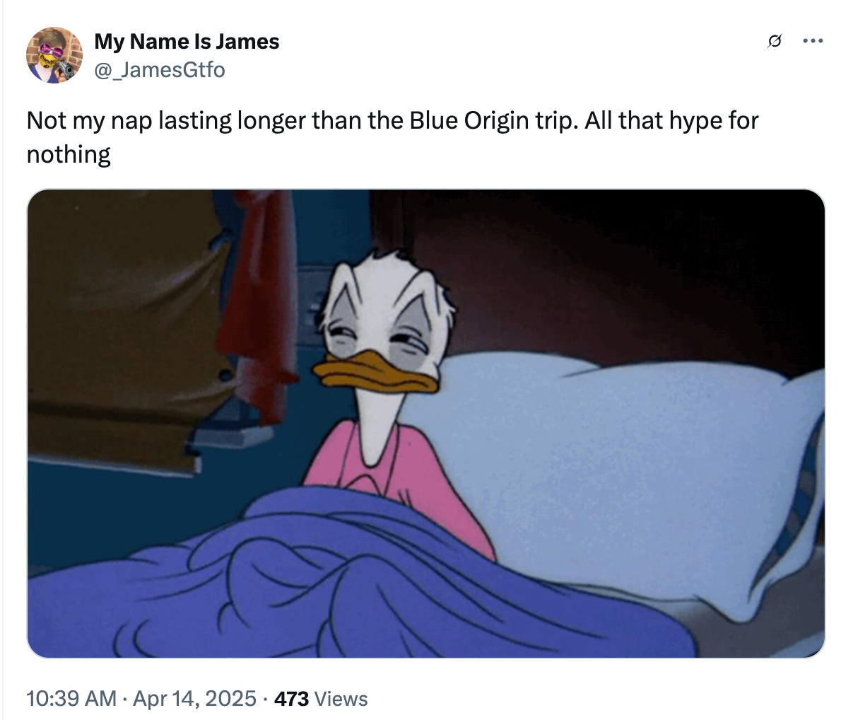 A cartoon duck tucked in bed looks unimpressed, accompanied by a tweet joking about a nap outlasting a space trip hype