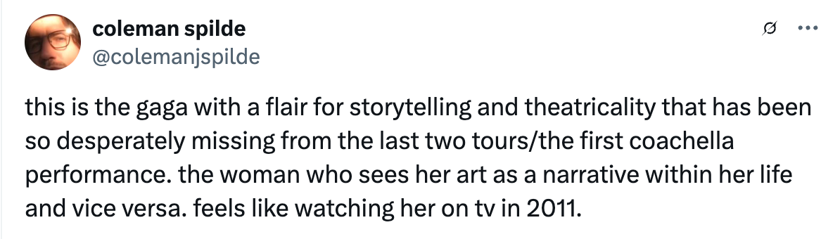 Tweet praising an artist for storytelling and theatricality, comparing their art to TV performances from 2011